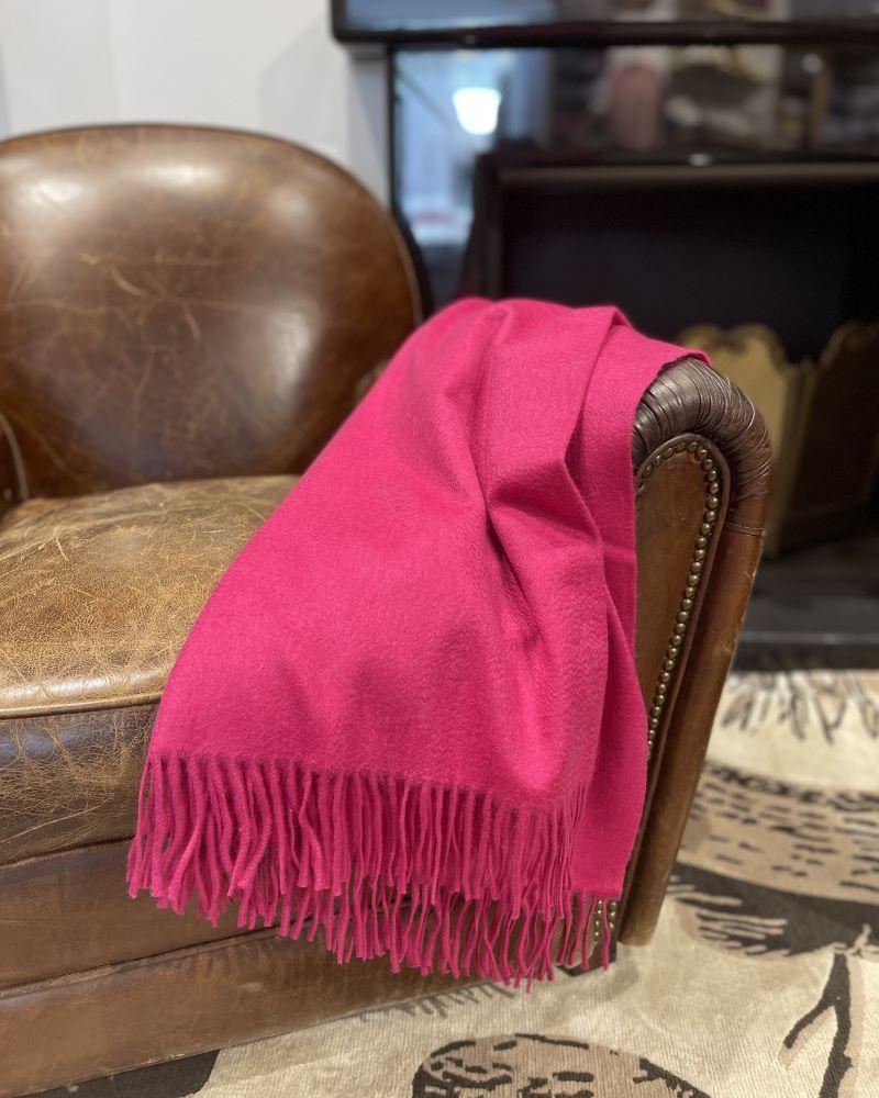 Arran Cashmere Decke in raspberry von Begg & Co. – hochwertige Cashmeredecke