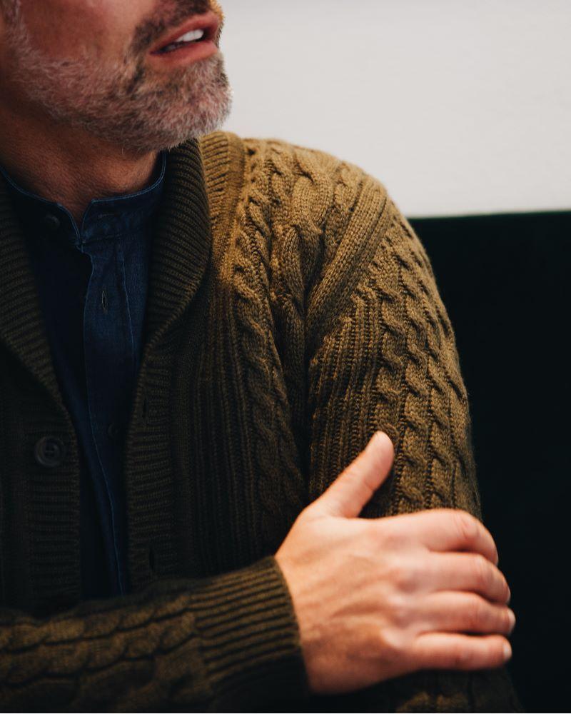 Herren Cashmere Schalkragenjacke mit Zopfmuster – Bild 4
