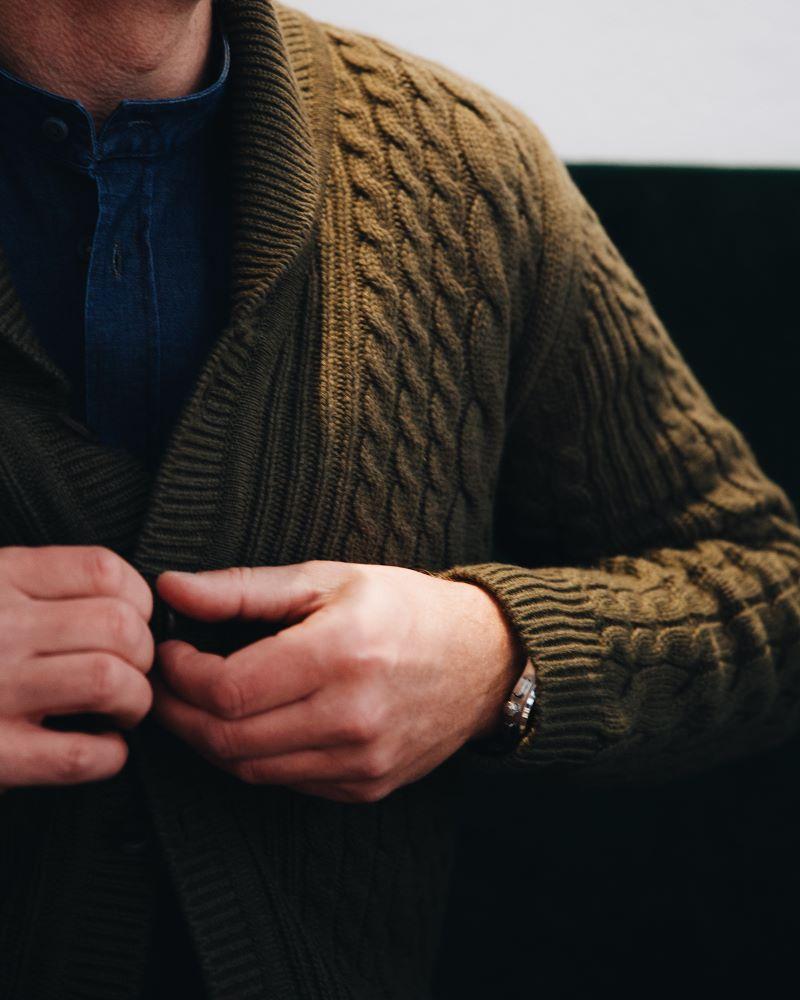 Herren Cashmere Schalkragenjacke mit Zopfmuster – Bild 2